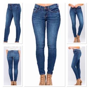 NWOT Judy Blue Mid Rise Medium Wash Skinny Jeans, Size 15 (32 Waist)